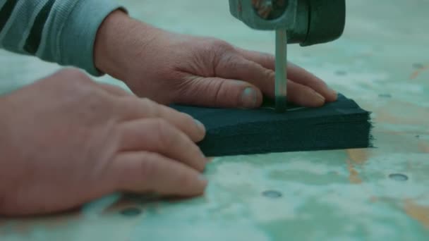 Профессионал режет материал на режущей машине — стоковое видео
