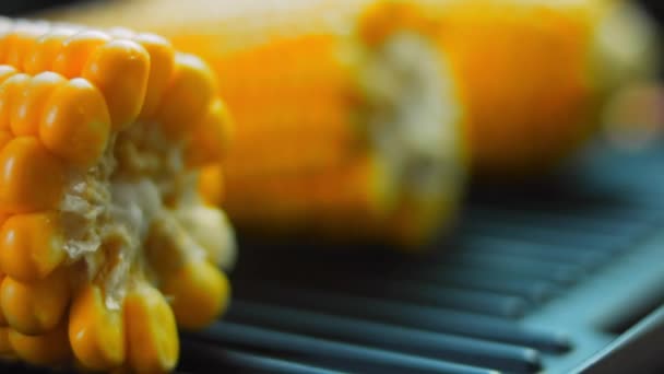 Preparo tres plantaciones de maíz en la parrilla — Vídeo de stock