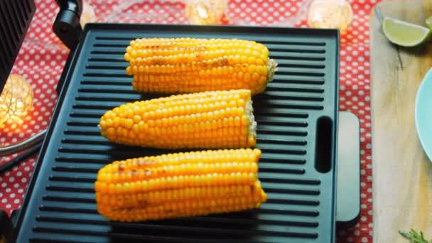 Připravuji na grilu tři výsadby kukuřice — Stock video