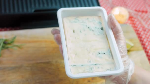 Hago el queso con el molde — Vídeo de stock