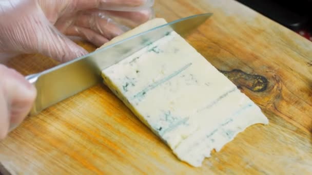 Разрежьте сыр плесенью на квадратные кусочки — стоковое видео