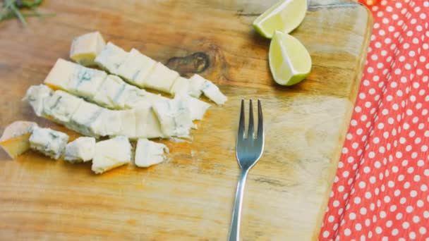Cortar el queso con el molde en trozos cuadrados. Disparos macro — Vídeos de Stock