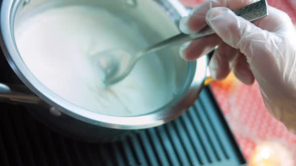 Mezclar con una cucharada de crema batida en la olla. Cocinamos crema y salsa de queso con moho — Vídeo de stock