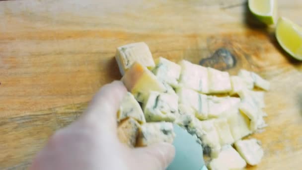 Положите ложку плесени сыра на кипящие взбитые сливки. Мы готовим сливки и сырный соус с плесенью — стоковое видео