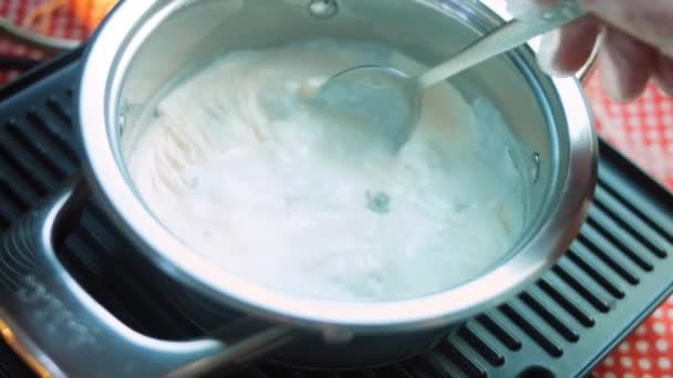 Смешать со столовой ложкой сливки и сырный соус с плесенью — стоковое видео