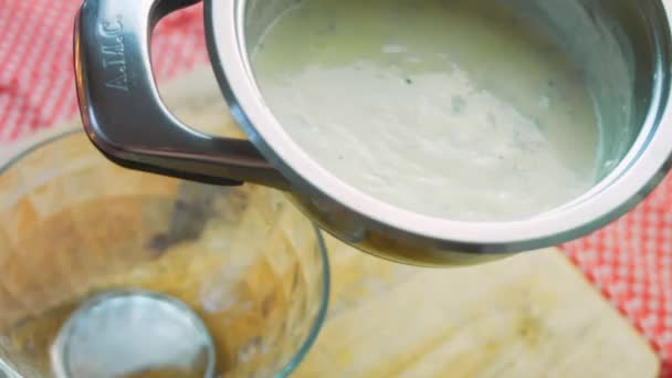Vierta la crema batida y la salsa de queso en un tazón — Vídeo de stock