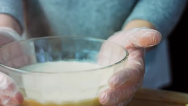 Налейте взбитые сливки и сырный соус в миску — стоковое видео