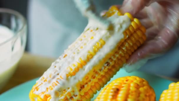Sos soslu yağ ekilmiş mısır. Meksika mısırı üç şekilde elote edilir. Makro çekim — Stok video