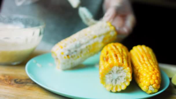 Vet met saus drie geplante maïs. Mexicaanse maïs elote op drie manieren — Stockvideo