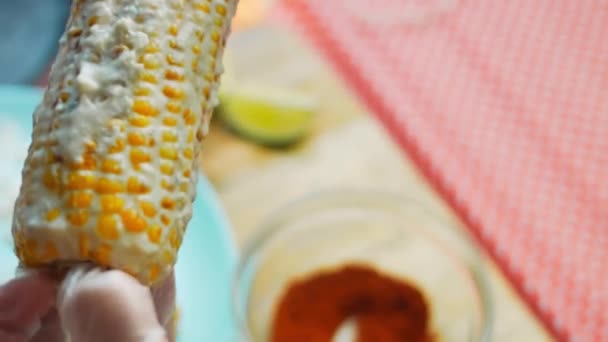 Puse pimentón y chile en polvo sobre elote de maíz mexicano — Vídeo de stock