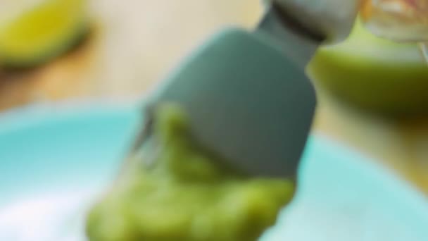 Sprinkle med mexikansk majs elote med guacamole sås. Makrofotografering — Stockvideo