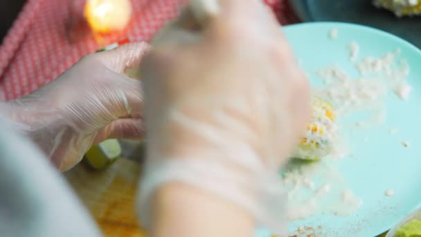 Espolvorear con elote de maíz mexicano con salsa de guacamole — Vídeo de stock