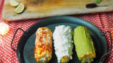 Meksika mısırı üç şekilde elote edilir. Peynir, guacamole ve nar ezilmiş.