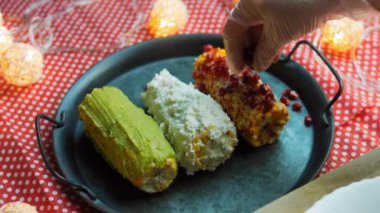 Meksika mısırının üzerine nar tohumları koydum. Meksika mısırı üç şekilde elote edilir. Peynir, guacamole ve nar ezilmiş.