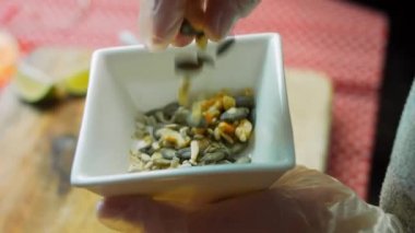 Elimde çeşitli tohumlar var.