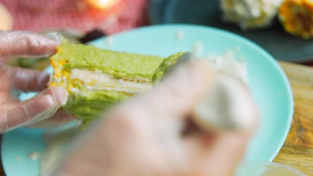 Sprinkle with Mexican corn elote with guacamole sauce — Stock Video