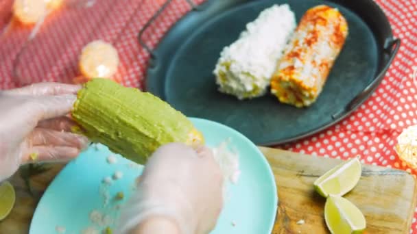 Espolvorear con elote de maíz mexicano con salsa de guacamole — Vídeo de stock