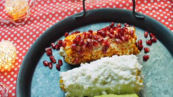 Puse semillas de granada sobre maíz mexicano. El maíz mexicano elote de tres maneras. Prensado con queso, guacamole y granada — Vídeo de stock