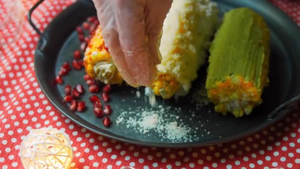 Pun parmigeano reggiano pest Mexicaanse maïs elote. Mexicaanse maïs op drie manieren. Geperst met kaas, guacamole en granaatappel — Stockvideo