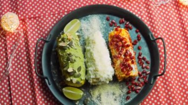 Meksika mısırı üç şekilde elote edilir. Peynir, guacamole ve nar ezilmiş. Kaydırıcı atışı