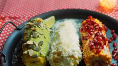 Meksika mısırı üç şekilde elote edilir. Peynir, guacamole ve nar ezilmiş. Maksimum Bayrak