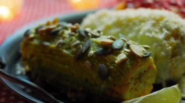 Meksika mısırı üç şekilde elote edilir. Peynir, guacamole ve nar ezilmiş. Maksimum Bayrak