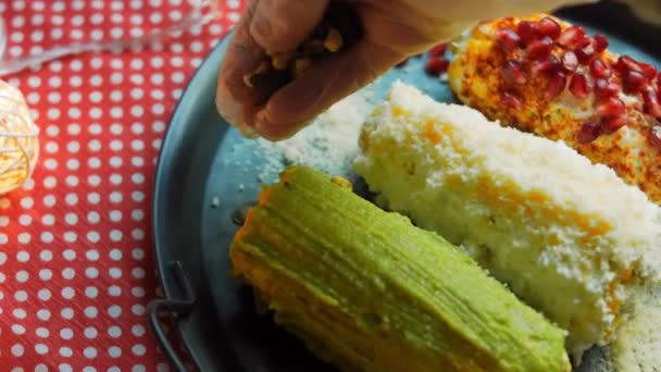 Meksika mısırı üç şekilde elote edilir. Peynir, guacamole ve nar ezilmiş. — Stok video
