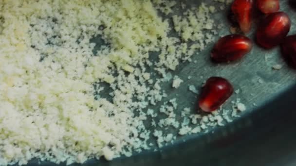 El maíz mexicano elote de tres maneras. Prensado con queso, guacamole y granada. Disparos macro. Bandera de Maxican — Vídeo de stock