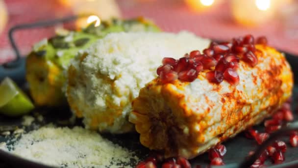 メキシコのトウモロコシは３つの方法で。チーズ、グアカモーレ、ザクロを押します。マクシアンフラッグ — ストック動画