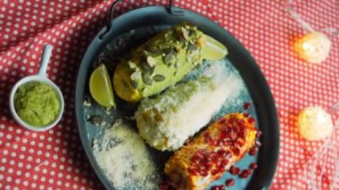 Meksika mısırı üç şekilde elote edilir. Peynir, guacamole ve nar ezilmiş. Maksimum Bayrak