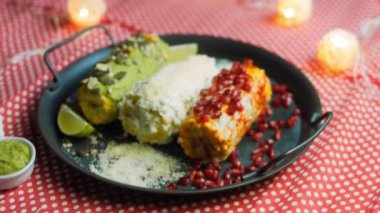 Meksika mısırı üç şekilde elote edilir. Peynir, guacamole ve nar ezilmiş. Maksimum Bayrak