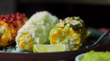 Meksika mısırı üç şekilde elote edilir. Peynir, guacamole ve nar ezilmiş. Maksimum Bayrak