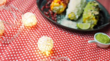 Meksika mısırı üç şekilde elote edilir. Peynir, guacamole ve nar ezilmiş. Maksimum Bayrak