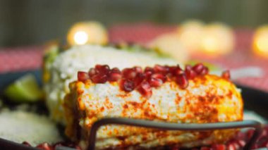 Meksika mısırı üç şekilde elote edilir. Peynir, guacamole ve nar ezilmiş. Macro vuruldu. Maksimum Bayrak