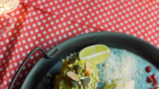 Mexikansk majselote på tre sätt. Tryckt med ost, guacamole och granatäpple. Maxikansk flagg — Stockvideo