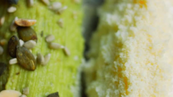 Mexican corn elote in three ways. Pressed with cheese, guacamole and pomegranate. Macro shooting. Maxican flag — Stock Video