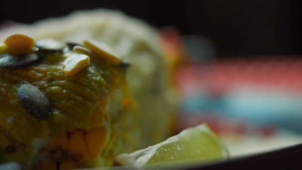 Mexicaanse maïs op drie manieren. Gedrukt met kaas, guacamole en granaatappel. Macro schieten. Maxicaanse vlag — Stockvideo