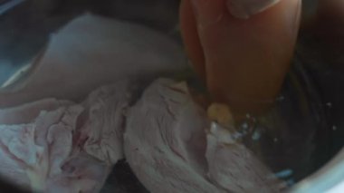 Tavuk göğsünü kaynatıyorum. Romatik ambiyans. Makro çekim