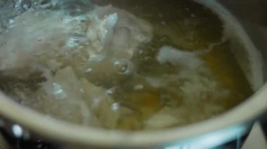 Haşlanmış tavuk çorbası. Romantik ışıkların atmosferi