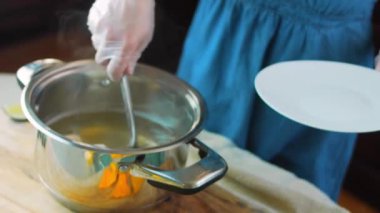 Tavuğu tavuk suyundan çıkarıyorum.