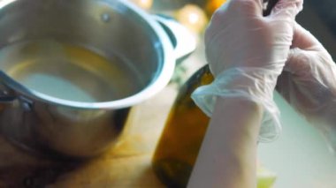 Tavuk suyuna çorba koymak için bir şişe şarap yapıyorum.