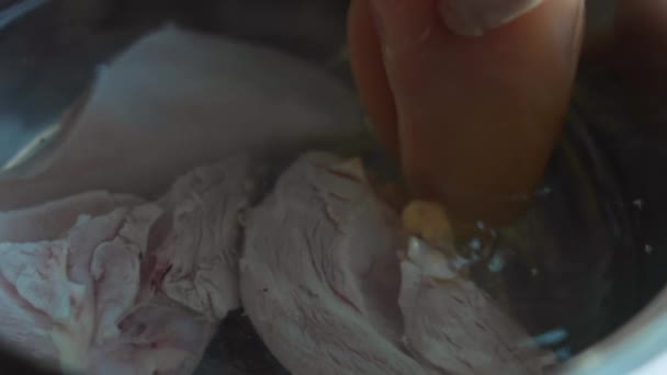 Je fais bouillir la poitrine de poulet. Ambiance romantique. Prise de vue macro — Video