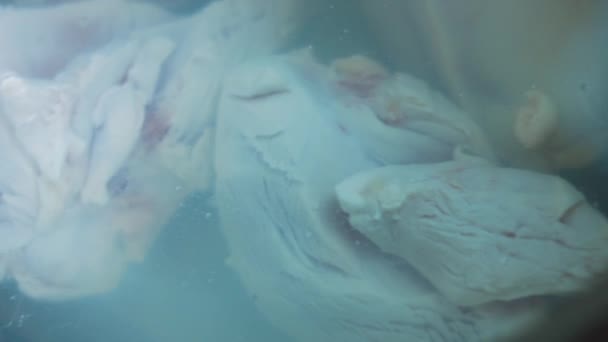 닭 가슴살을 끓인다. 낭만적 인 분위기 — 비디오