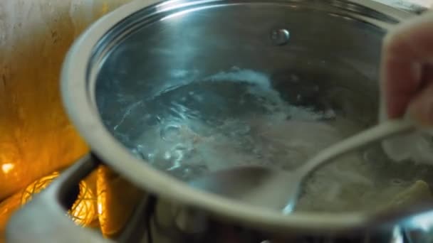 Ferva o peito de frango e retire a espuma com uma colher — Vídeo de Stock