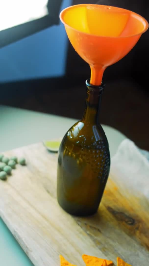 Caldo de pollo roto en una botella de vino con diseño de uva. Vídeo vertical — Vídeo de stock