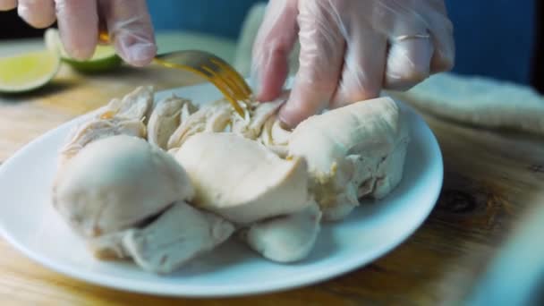 Ich zerkleinere das Huhn mit einer goldenen Gabel — Stockvideo