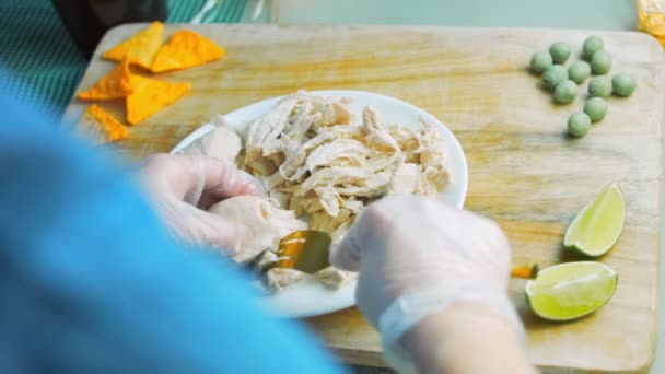 Ik snij de kip met een gouden vork — Stockvideo
