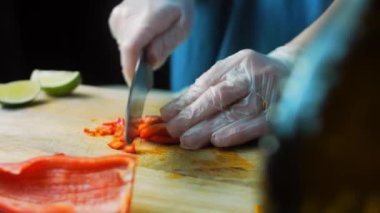 Tatlı kırmızı kapia biberlerini küçük parçalara ayır.