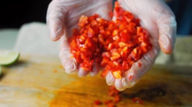 Elimde küçük parçalara ayrılmış Tatlı Kırmızı Kapia Peppers var. Makro çekim