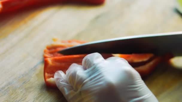 Schneiden Sie eine süße rote Kapia-Paprika — Stockvideo